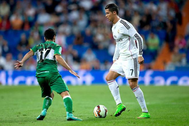 Cristiano Ronaldo ante un defensa del Elche.