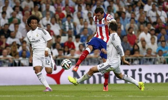 Mandzukic dispara ante Marcelo y Ramos.