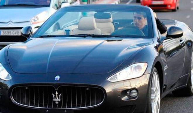 El luso conduce un Maserati por las calles de Madrid.