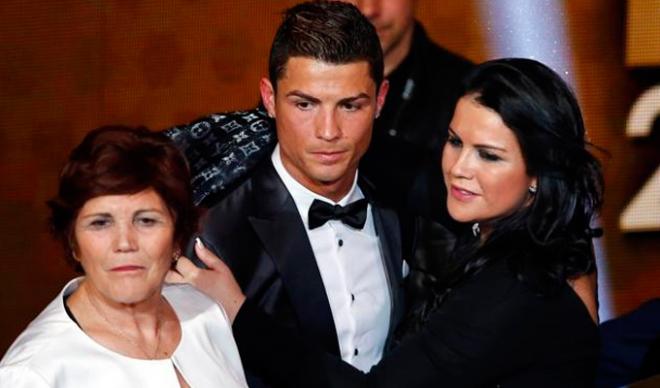 El futbolista, con su madre y hermana.