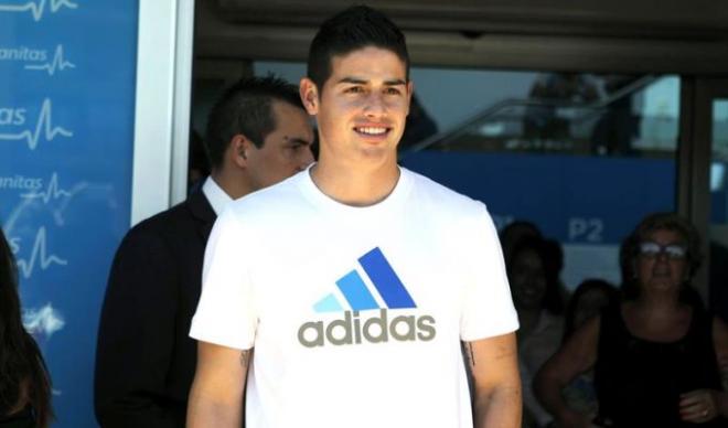 James Rodríguez pasó las pruebas médicas y firmó su contrato.