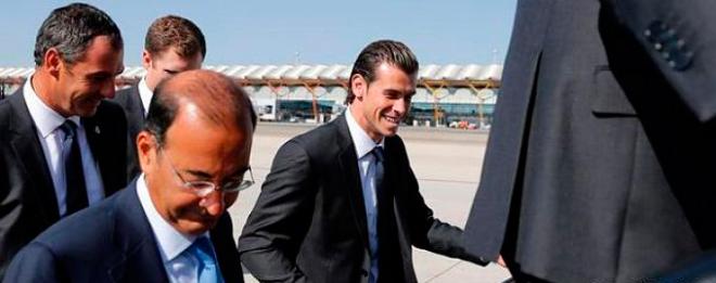 Gareth Bale se sube al avión destino a su país.