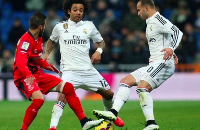 Marcelo y Jesé pugnan con Diogo.