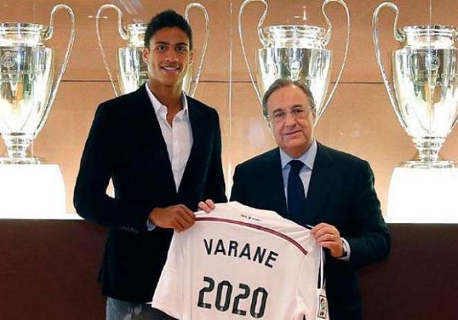 Varane y Florentino Pérez, tras la firma del acuerdo.