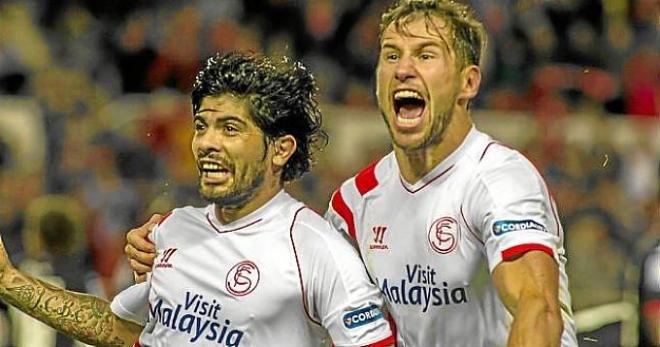 Banega y Krychowiak celebran un gol del Sevilla.