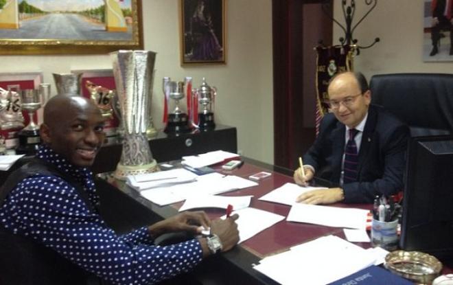 M'Bia firma su nuevo contrato con el Sevilla.