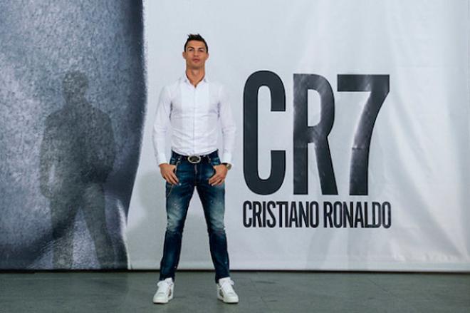 Ronaldo posando con su marca.