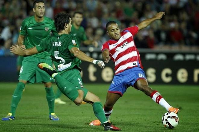 El Arabi roba el balón a un jugador del Levante.