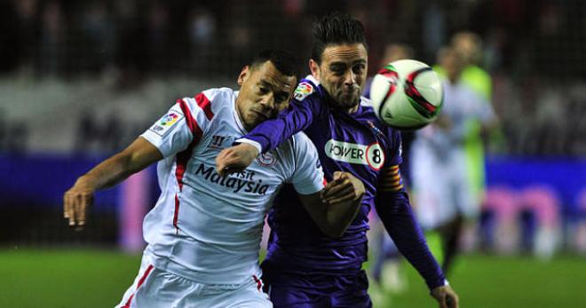 Kolo y Sergio García disputan un balón en un partido de Copa.
