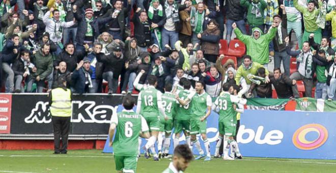 Los jugadores del Betis celebran un gol.