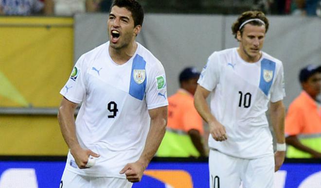 Los dos delanteros en un partido con Uruguay.