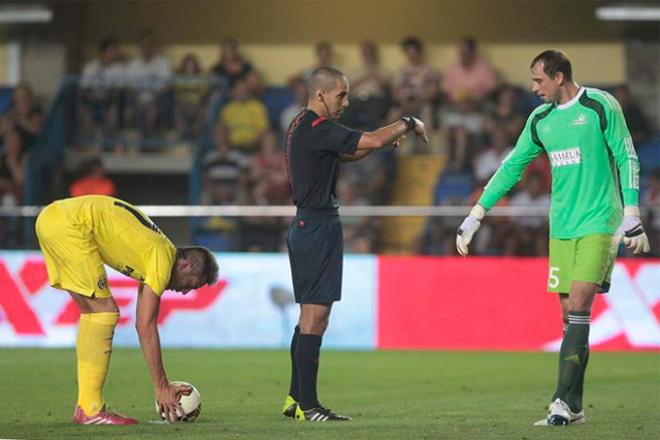 Bruno Soriano se dispone a lanzar el penalti que supuso el tercer gol amarillo.