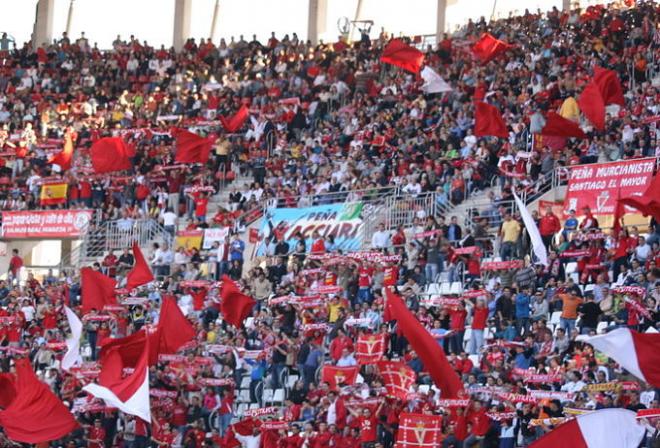 Los aficionados del Murcia animando en un partido.