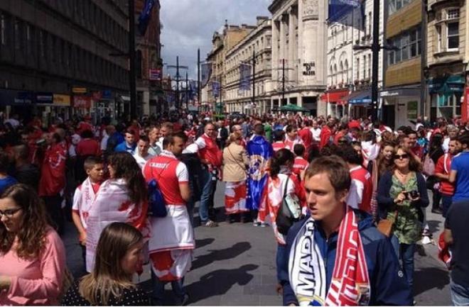 Sevillistas y madridistas juntos en Gales.