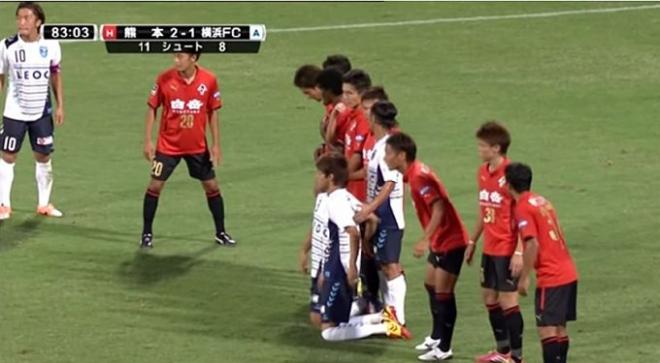 Choque entre el Roasso Kumamoto y el Yokohama FC.