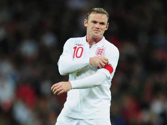 Rooney colocándose el brazalete de capitán.