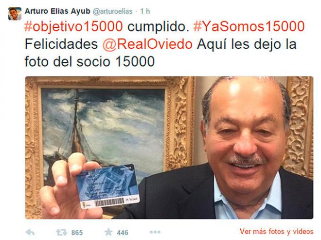 Carlos Slim posa con el carnet.