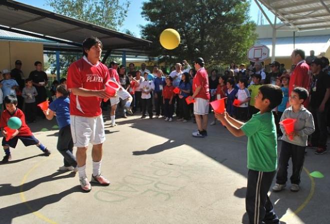 El chileno, jugando con los niños de la 'Ciudad Deportiva Iván Zamorano'.