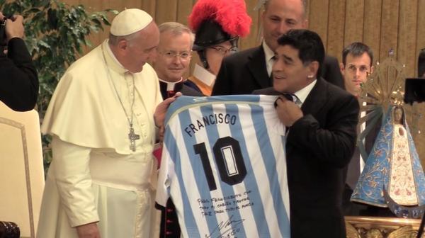 El Papa Francisco muestra la camiseta que le ha regalado Maradona