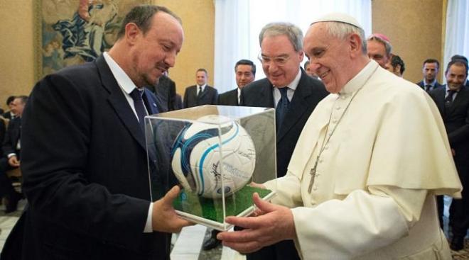 El Papa Francisco con el entrenador Rafa Benítez.