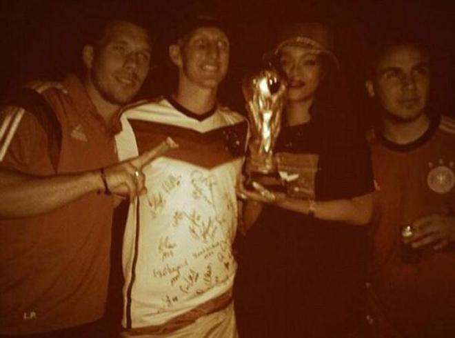 Rihanna posa con la copa junto a los campeones del mundo.