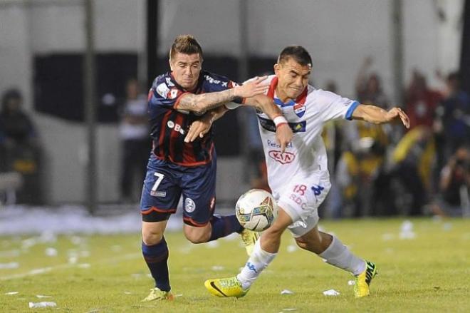 Duelo entre Nacional y San Lorenzo en el partido de ida.