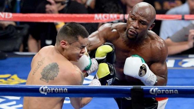 El americano golpea a 'El Chino' Maidana.