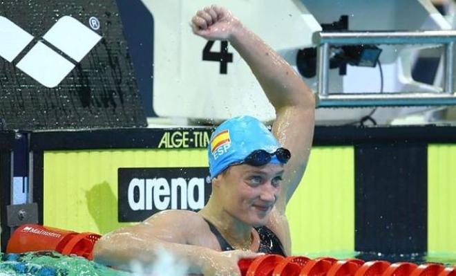 Mireia Belmonte celebra su victoria todavía en el agua.