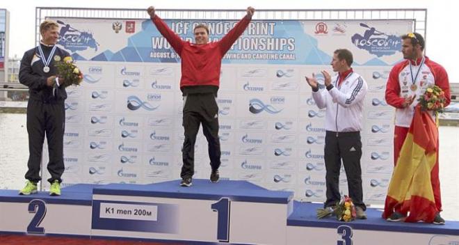 Craviotto, en el podio de Moscú con el bronce.