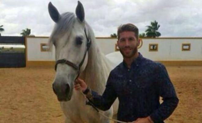 Ramos junto a su caballo.