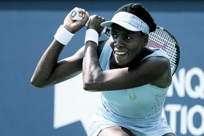 Venus Williams derrotó a su hermana Serena.