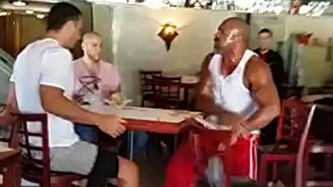 Klitschko, acosado por el estadounidense en pleno restaurante.