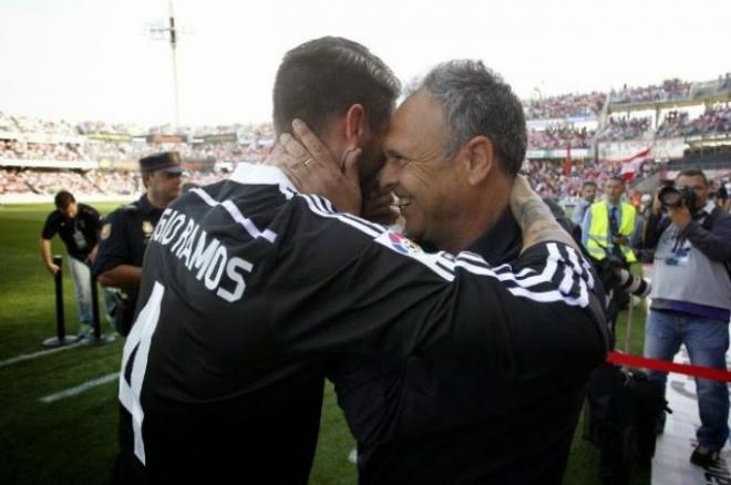 Sergio Ramos saluda a Joaquín Caparrós.