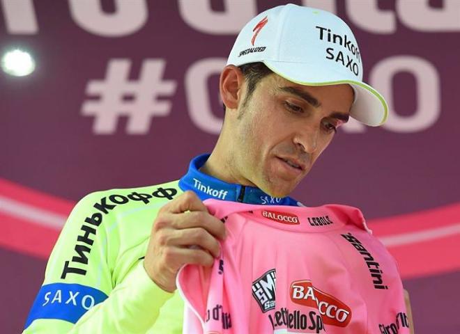 Contador colocándose la maglia rosa.