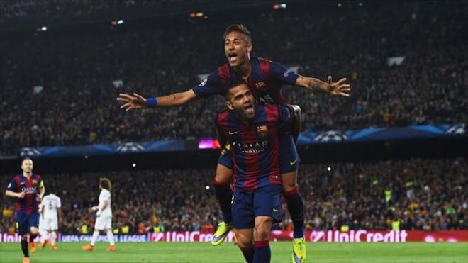 Neymar celebra su segundo gol con Dani Alves.