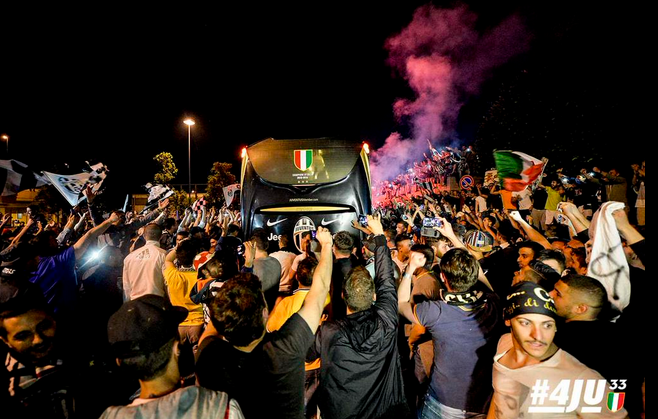Recepción del autobús de la Juve en Turín. (FOTOS: Juventus)