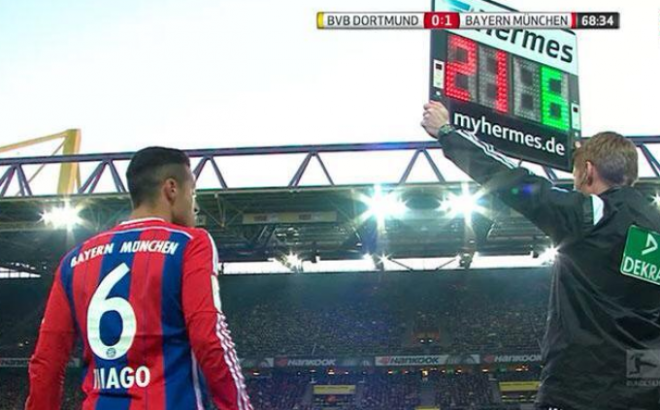 Thiago tuvo minutos ante el Borussia Dortmund.