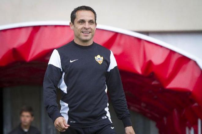Sergi Barjuan dirige su primer entrenamiento con el Almería.