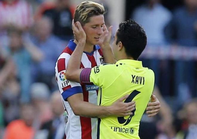 Torres y Xavi se saludan tras el Atlético-Barcelona.
