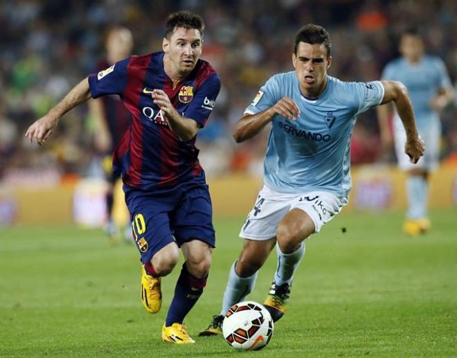 Dani García lucha el balón con Messi.
