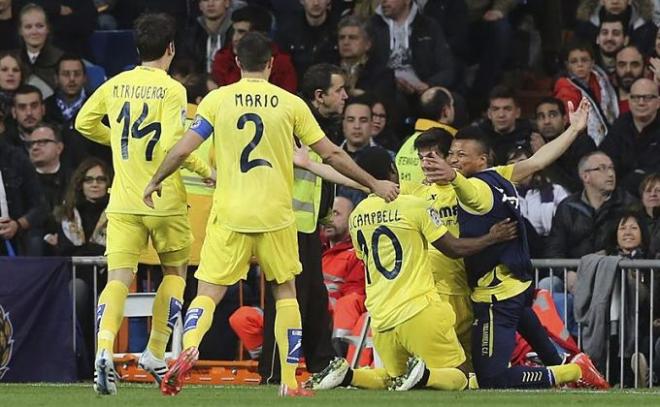 Los jugadores del Villarreal celebran el gol de Gerard Moreno.