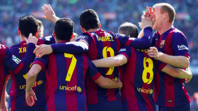 Los jugadores del Barcelona celebran un gol ante el Rayo.