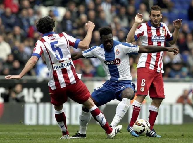 Caicedo se marcha entre dos jugadores del Atlético.