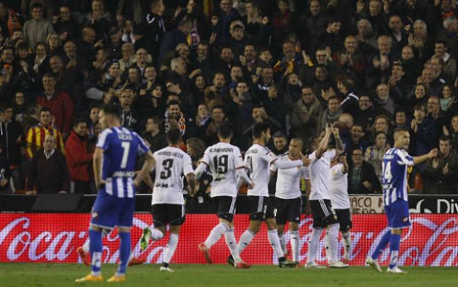 Los jugadores del Valencia celebran el segundo gol.