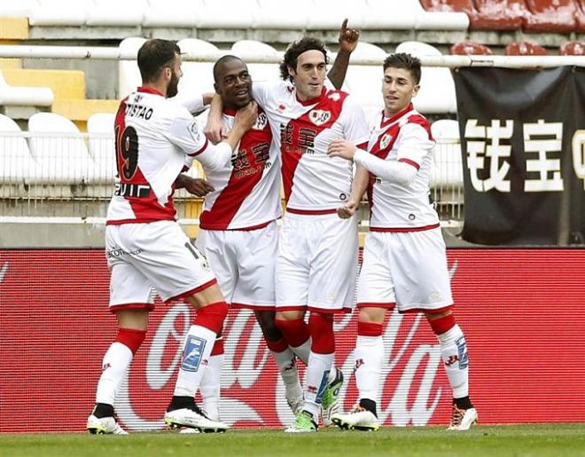 Kakuta celebra el gol con sus compañeros.