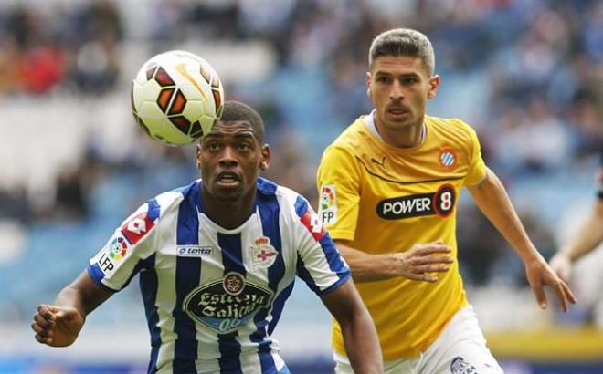 Cavaleiro y Salva Sevilla pugnan por un balón.