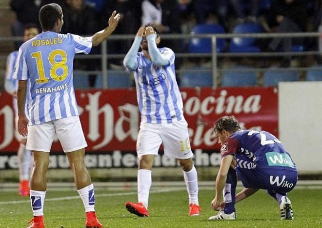 El Málaga se lamenta durante el partido.