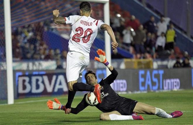 Vitolo se queda solo ante Mariño.