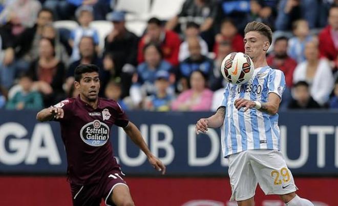 Juanmi controla el balón ante el jugador del Deportivo.