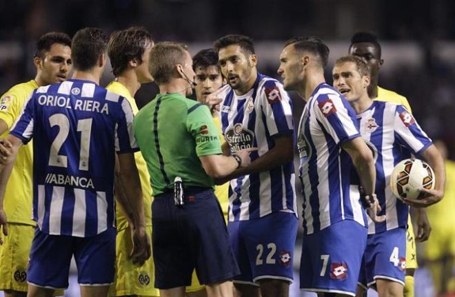Jugadores del Villarreal y Deportivo discuten con el árbitro.